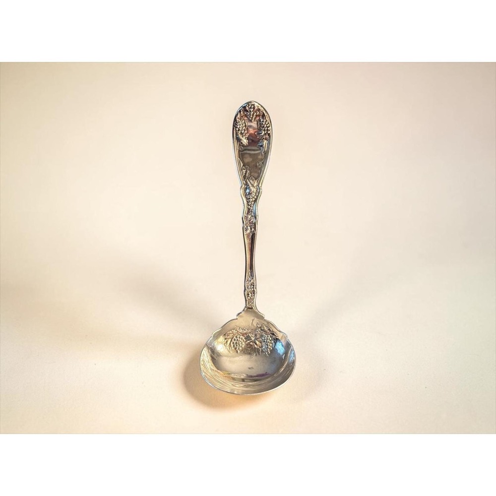Wm A Rogers Vintage Grapes Silverplate Sugar Shell Spoon Ornate 1904 Pattern A1